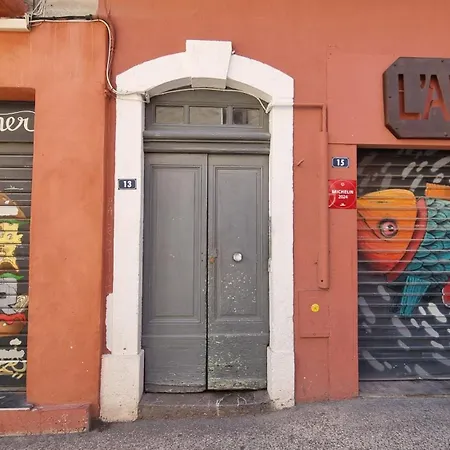 Le Portes A Cote Des Halles Entierement Renove *